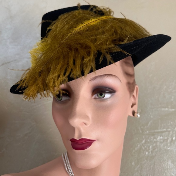 AMAZING 1940s' BLACK FELT FEDORA WITH GOLD COLORED FEATHER TRIM